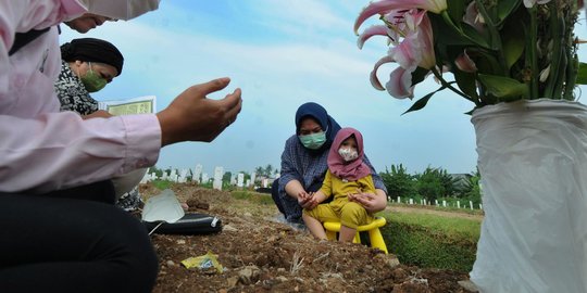 Ziarah Kubur di Tengah Pemakaman Korban Covid-19