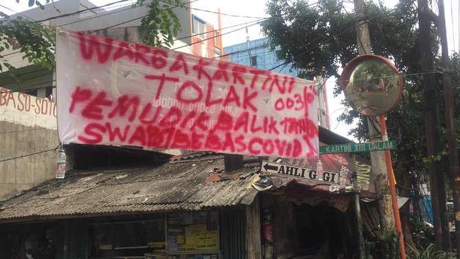 spanduk warga soal pemudik wajib tes antigen