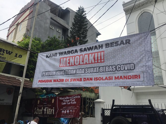 spanduk warga soal pemudik wajib tes antigen