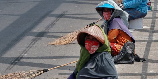 Penyapu Koin Jembatan Sewo, Mengais Rezeki dari Tradisi