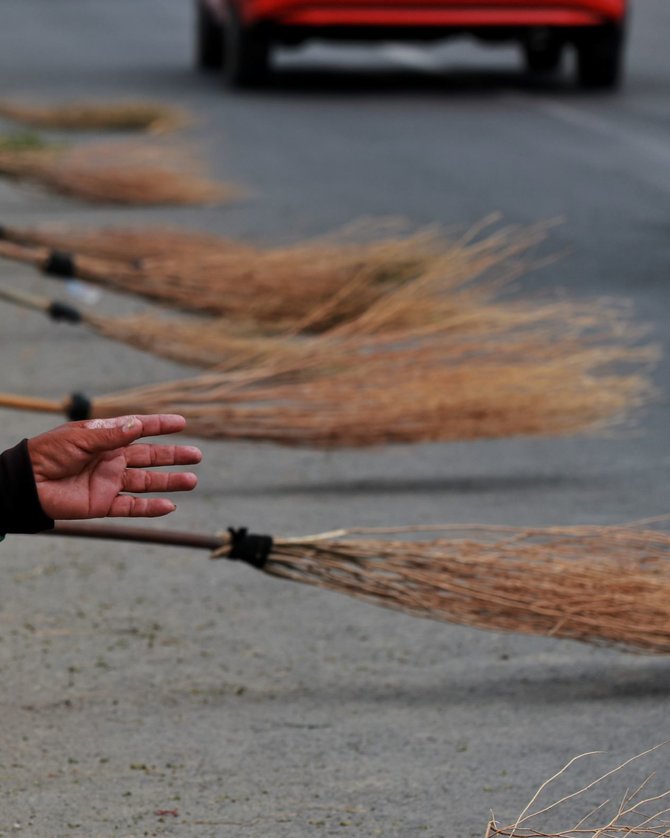 penyapu koin di jembatan sewo indramayu