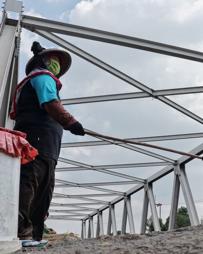 penyapu koin di jembatan sewo indramayu