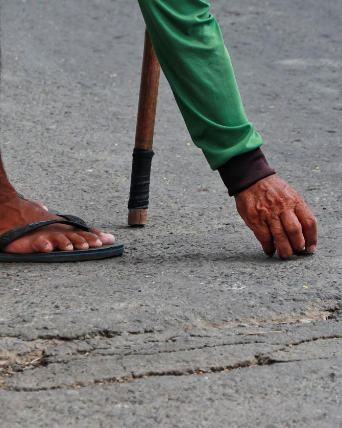 penyapu koin di jembatan sewo indramayu