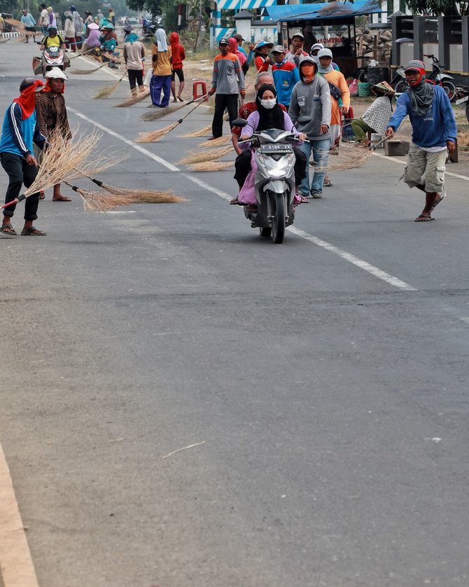 penyapu koin di jembatan sewo indramayu
