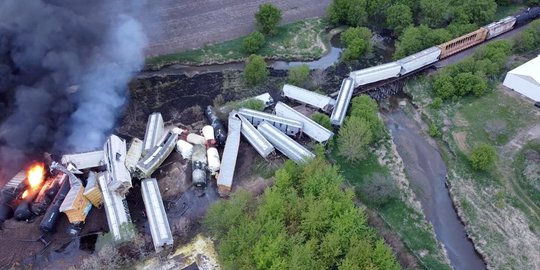 Tergelincir, Gerbong Kereta Bermuatan Bahan Berbahaya Bergelimpangan