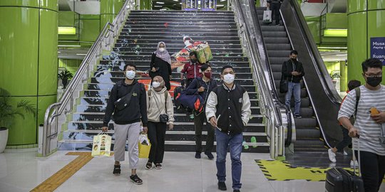 Suasana Arus Balik Pemudik Kereta Api di Stasiun Gambir