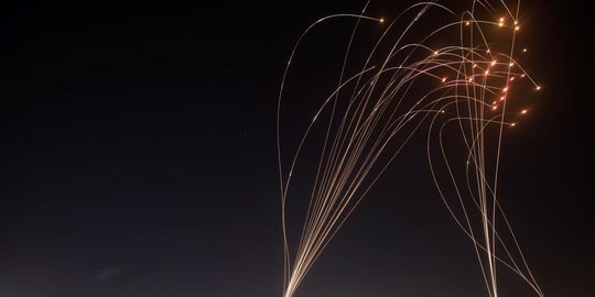 pemuda gaza ini histeris temukan tunangannya jadi korban tewas serangan udara israel