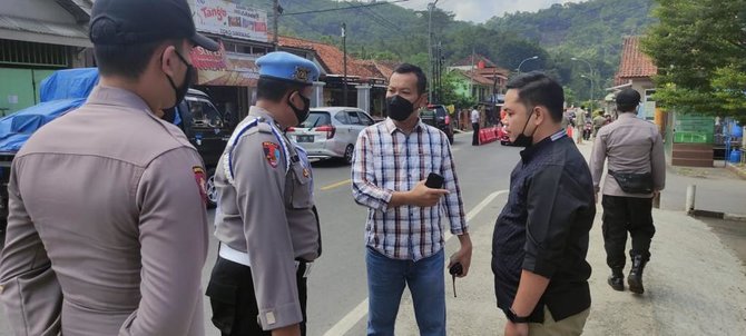 pengendara di cikijing majalengka terjaring operasi di pos penyekatan mudik lebaran