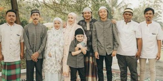 5 Artis Ini Jadi Imam Salat Idulfitri untuk Pertama Kali, Ada yang Baru Mualaf