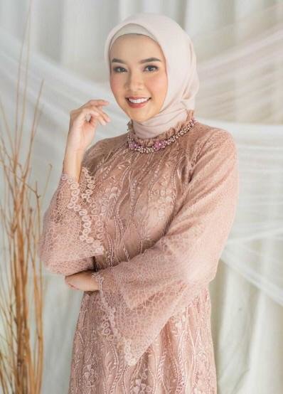 mantan puteri indonesia yang kini berhijab