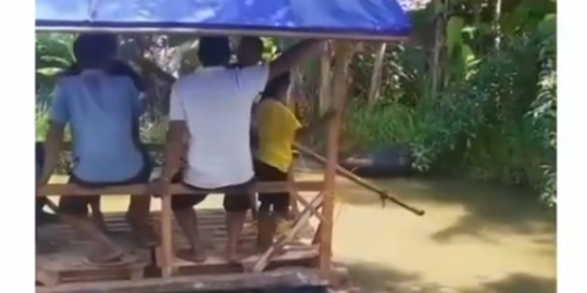 Viral Video Perahu Rakit Terbalik, Warganet: Titanic dengan Kearifan Lokal