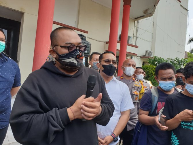 putu arimbawa pengolok pengunjung mal di surabaya pakai masker