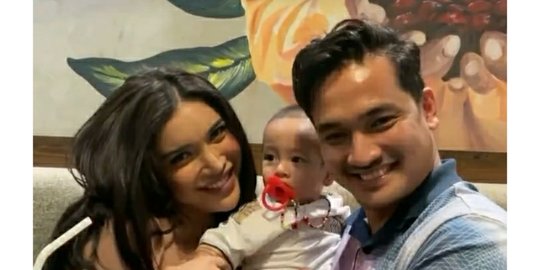 Tak Lagi Pakai Busana Belahan Dada Rendah Vanessa Angel Tampil Lebih Santun Kenakan Kebaya Bali Semua Halaman Stylo