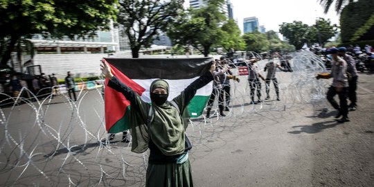 Kawat Berduri Halau Aksi Massa Solidaritas Rakyat Palestina di Kedubes AS