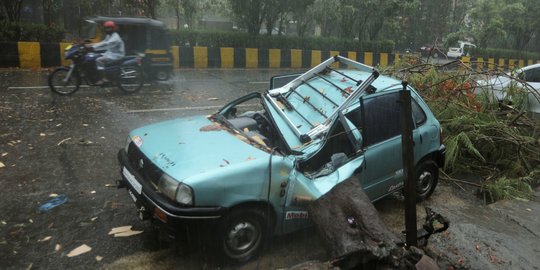 Di Tengah Lonjakan Covid-19, Topan Terkuat Tauktae Porak-porandakan India