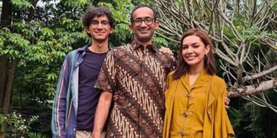 Najwa Shihab Pose Bareng Suami dan Anaknya, Ulama Besar Salfok ke Sepatunya