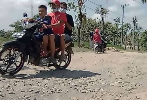 warga ngawi iuran perbaiki jalan yang rusak parah sejak 20 tahun silam