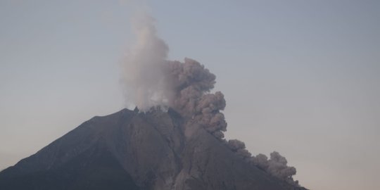 Sinabung Lontarkan Abu Vulkanis 3.500 Meter dan Awan Panas Guguran 4.000 Meter