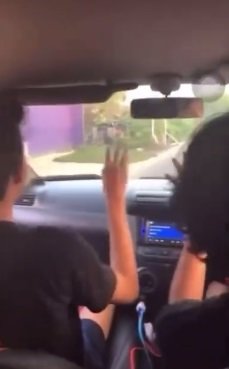 dua pria ini asik joget tiktok sambil nyetir mobil hingga berujung apes masuk empang