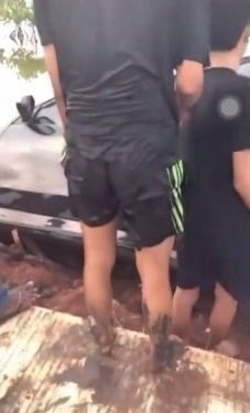 dua pria ini asik joget tiktok sambil nyetir mobil hingga berujung apes masuk empang