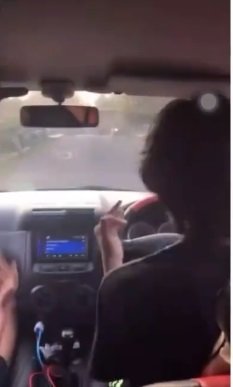 dua pria ini asik joget tiktok sambil nyetir mobil hingga berujung apes masuk empang