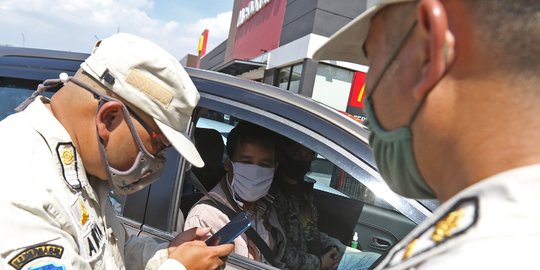 Anies Baswedan-Kapolda-Pangdam Tinjau Lokasi Penyekatan arah Jakarta