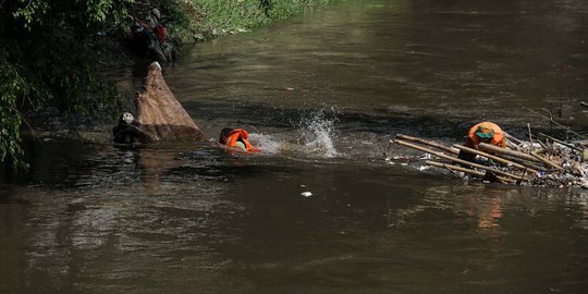 Perjuangan Petugas PPSU Bersihkan Sampah di Aliran Deras Kali Ciliwung