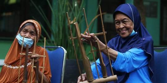 Antusiasme Lansia Bermain Angklung