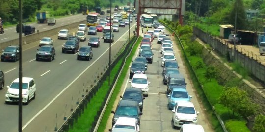Ada Kecelakaan di Tol Japek KM 41, Lalu Lintas Arah Jakarta Padat