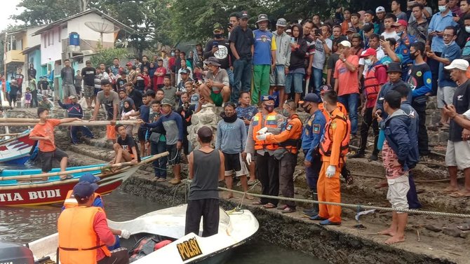 proses evakuasi korban tenggelam di pantai selatan garut