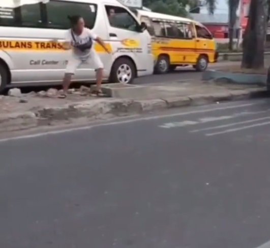 video emak emak ngamuk karena motor disenggol sampai lempar batu ke arah mobil