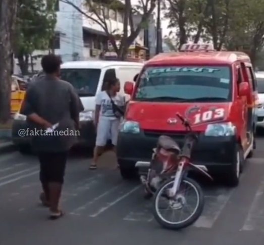 video emak emak ngamuk karena motor disenggol sampai lempar batu ke arah mobil