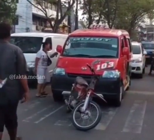 video emak emak ngamuk karena motor disenggol sampai lempar batu ke arah mobil