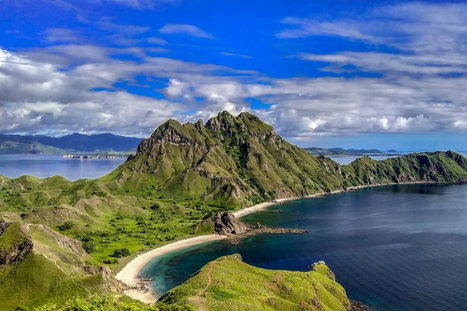 menjelajahi pulau padar