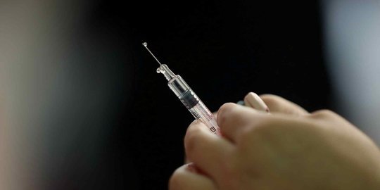 CEK FAKTA: Hoaks Vaksin Covid-19 Mengandung Magnet