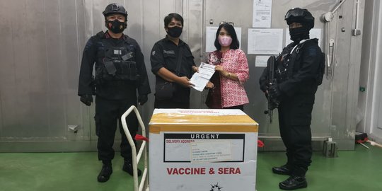 Dikawal Brimob, 8.000 Vial Vaksin Sinovac Tiba di Sumatera Utara