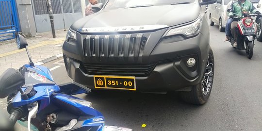 Polisi Cegat Fortuner Berplat Dinas Polri di Jaktim, Pengemudi Diamankan