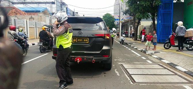 toyota fortuner yang diduga pakai plat polri palsu