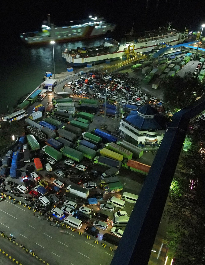 pelabuhan merak jelang larangan mudik