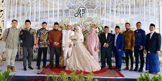 Potret Arie Untung dan Rekan Artis Hadiri Resepsi Pernikahan UAS dan Fatimah Az Zahra