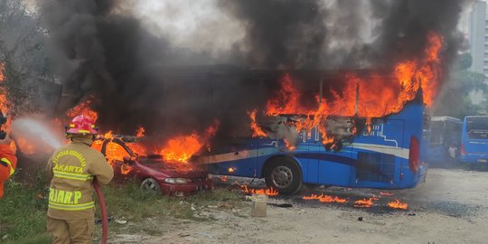 Bus Transjabodetabek Terbakar Saat Ditinggal Supir Istirahat