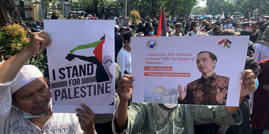 Demo Dukung Palestina, Massa di Solo Bentangkan Poster Jokowi