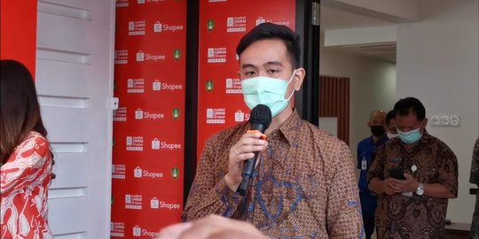 Tinjau Vaksinasi Pedagang Dosis Kedua, Gibran Ingin Perekonomian Segera Pulih