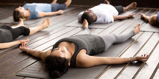 7 Manfaat Savasana untuk Tubuh, Gerakan Sederhana untuk Hilangkan Stres