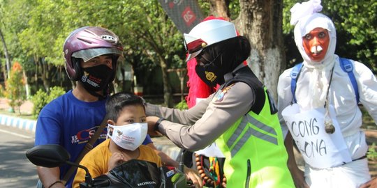 Polisi Gandeng 'Pocong' Bagikan Masker Kepada Warga Bondowoso Agar Waspada Covid-19