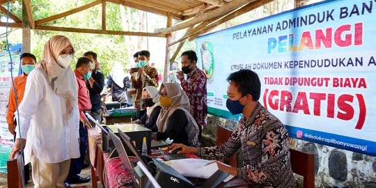 Bupati Banyuwangi Keliling Perkebunan, Ada Layanan Kependudukan sampai Ternak Sapi