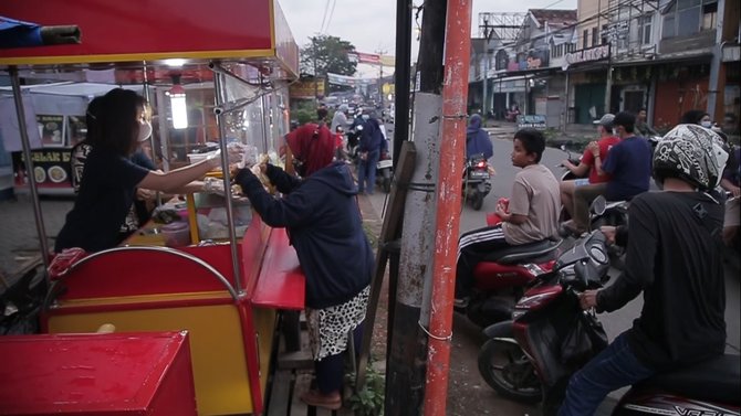 pramugari jual lontong sayur