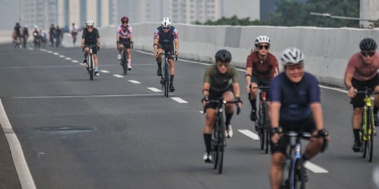 Antusias Uji Coba Lintasan Sepeda Balap di JLNT Kampung Melayu-Tanah Abang