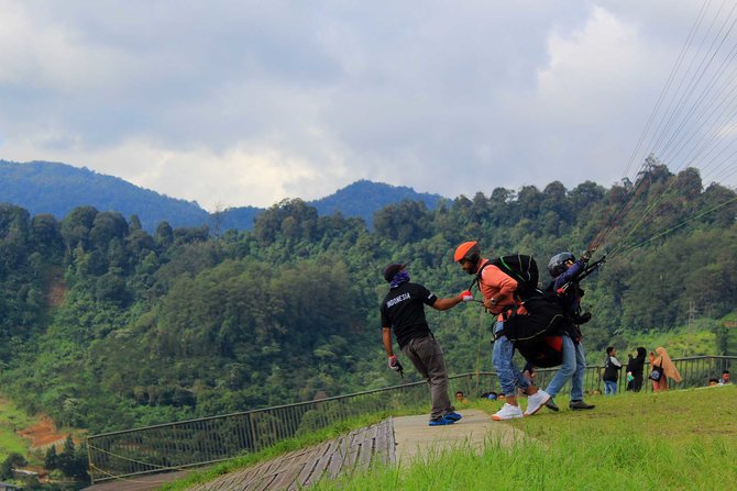 turis main gantole di puncak bogor