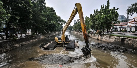 Pengerukan Lumpur Kali Pasar Baru untuk Antisipasi Banjir